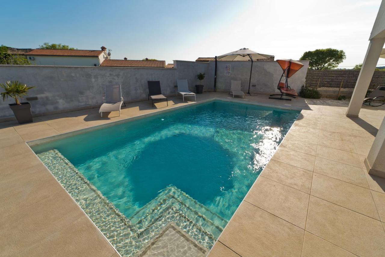 Villa Luka With Private Pool Near Pula Bagian luar foto